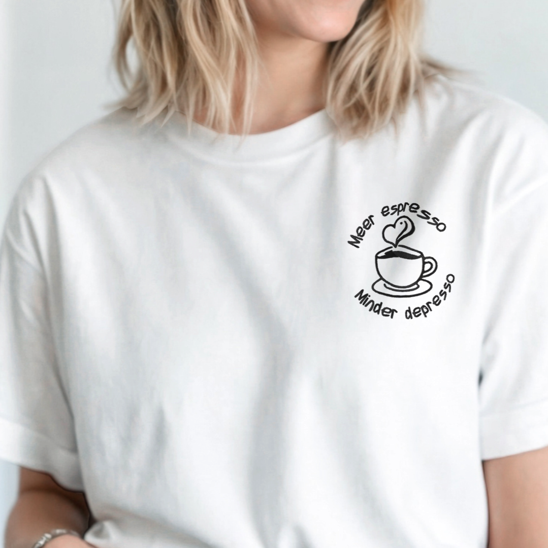 Meer espresso, Minder depresso - Unisex T-Shirt met Borduurwerk
